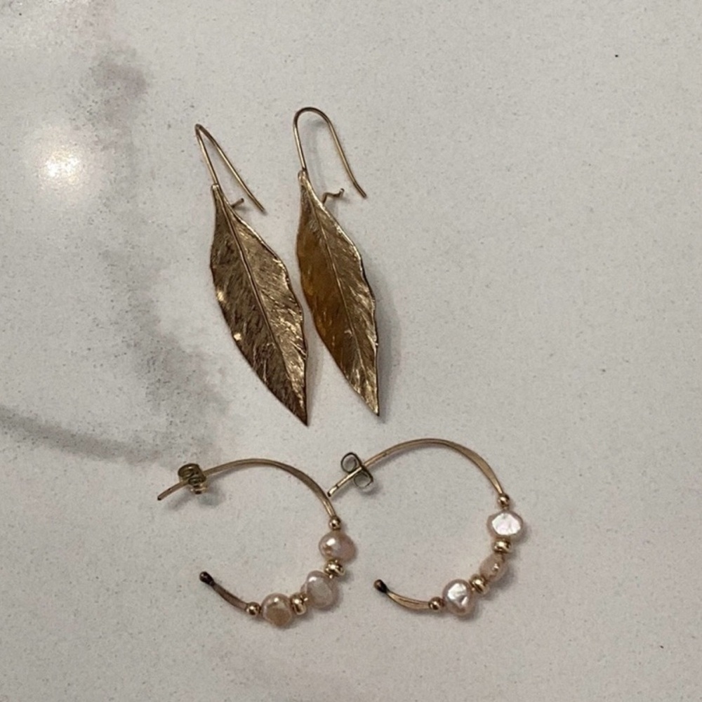 2 pairs of gold tone earrings